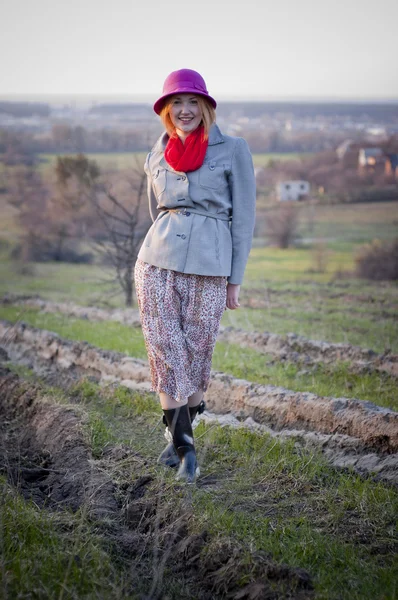 Ragazza in cappello rosa sul paesaggio naturale — Foto Stock