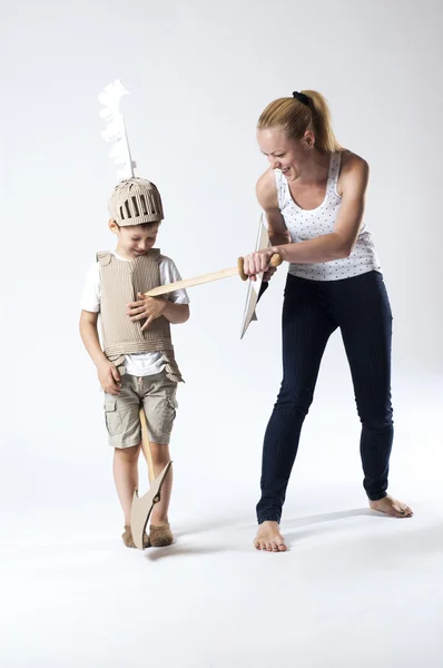 Caballero medieval niño con madre — Foto de Stock