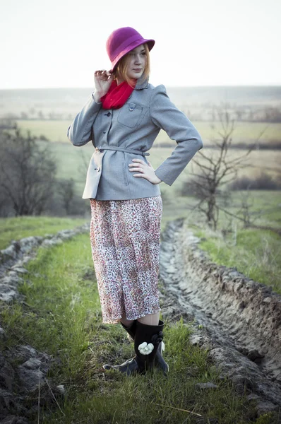 Mädchen in der Wildnis — Stockfoto