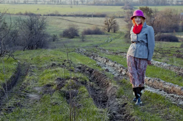 Girl in willage — Stock Photo, Image