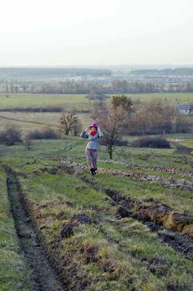 Meisje in dorp — Stockfoto