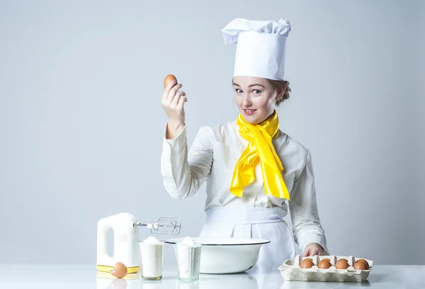 Cozinhar ovo quebrando — Fotografia de Stock