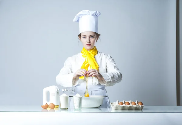 Cook breaking egg — Stock Photo, Image