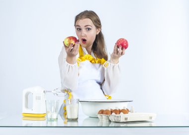 Elma ile gülümseyen ev kadını