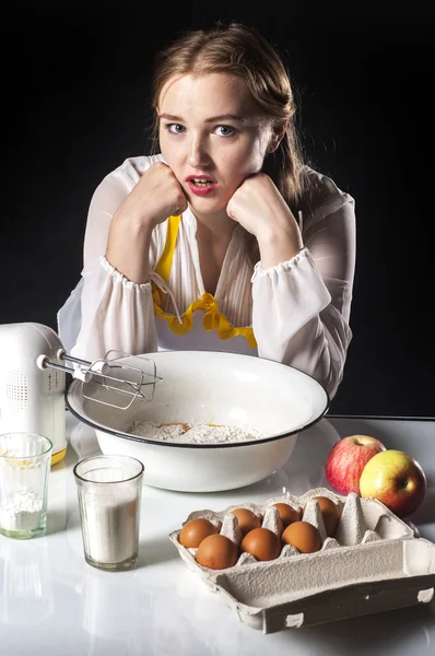 Dona de casa na cozinha — Fotografia de Stock