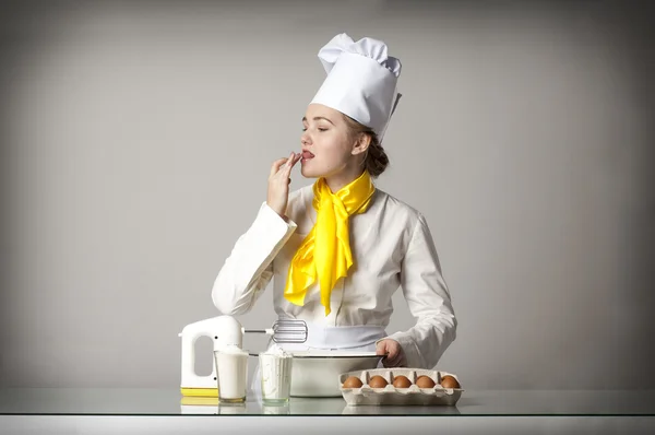 Cook tasting food — Stock Photo, Image