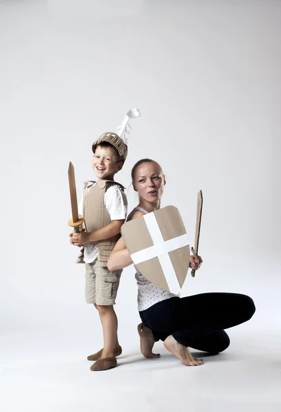 Cavaliere medievale bambino con madre — Foto Stock