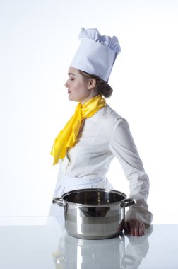 Büyük kase taşıyan cook