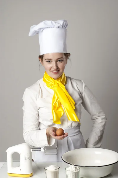 Cozinheiro sorrindo na cozinha — Fotografia de Stock