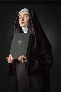 Genç rahibenin dini inancı.