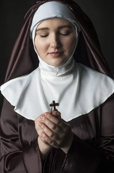 Nun with cross — Stock Photo, Image