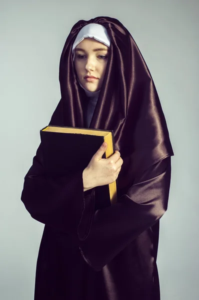 Jovem freira no conceito religioso — Fotografia de Stock