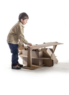 çocuk ve çift kanatlı.