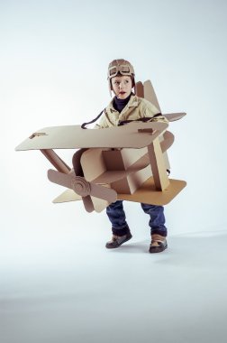 çocuk ve çift kanatlı.