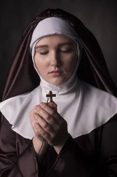 Nun with cross — Stock Photo, Image