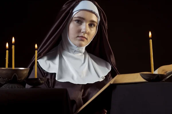 Nun with bible. — Stock Photo, Image