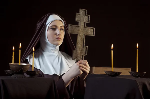 Nun with cross — Stock Photo, Image