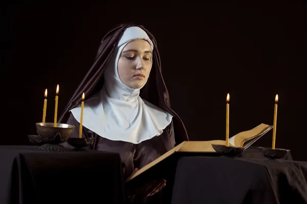 Nun with bible. — Stock Photo, Image