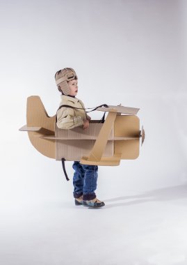 çocuk ve çift kanatlı.