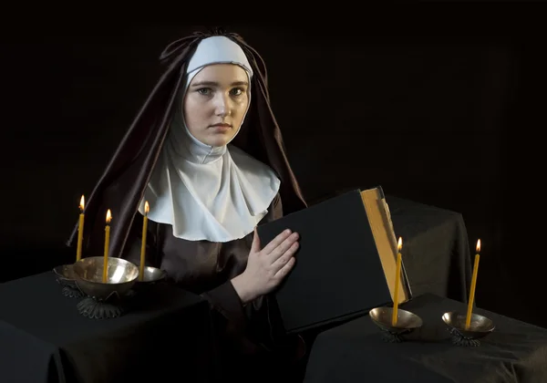 Nun with bible. — Stock Photo, Image