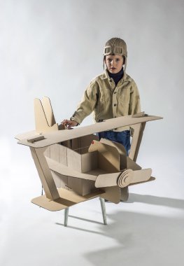 çocuk ve çift kanatlı.