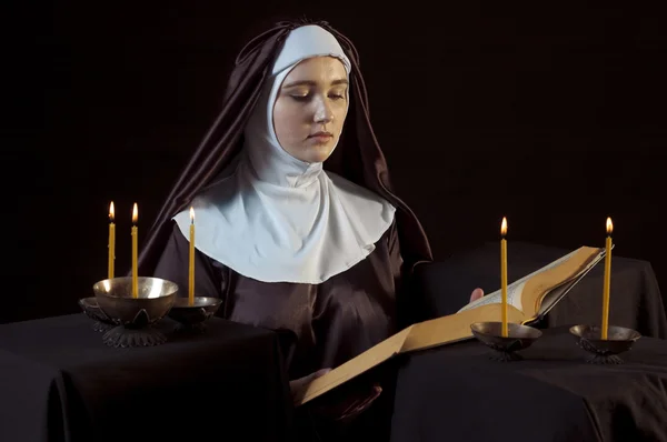 Nun with bible. — Stock Photo, Image