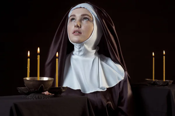 Монахиня со свечами . — стоковое фото