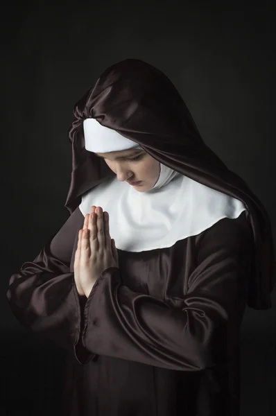 Junge attraktive Nonne. — Stockfoto