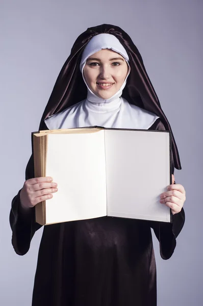 Rahibe kitap ile — Stok fotoğraf