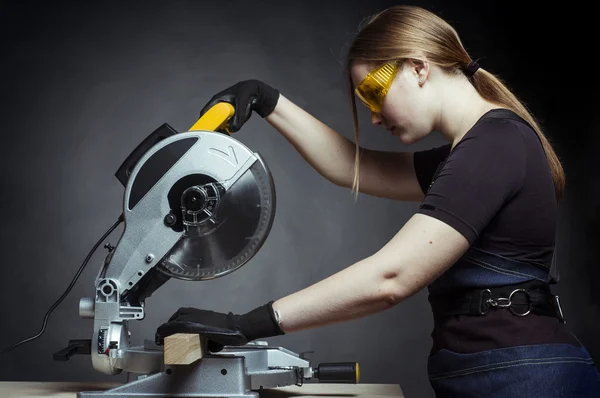 Woman with a circular disk saw — Stock Photo, Image