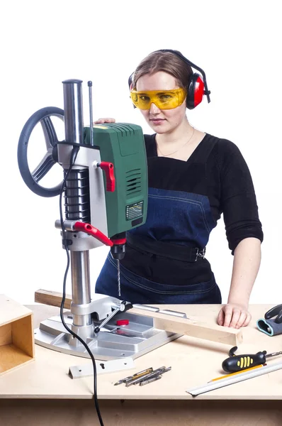 Carpinteiro fêmea e máquina de perfuração . — Fotografia de Stock