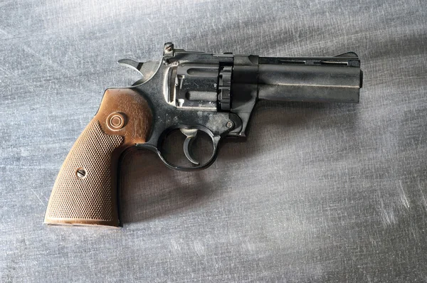 Revolver on metal background — Stock Photo, Image