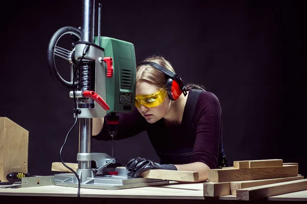 Női carpenter és fúrógép. — Stock Fotó