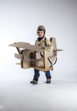 çocuk ve çift kanatlı.