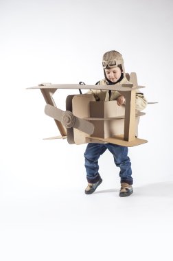 çocuk ve çift kanatlı.