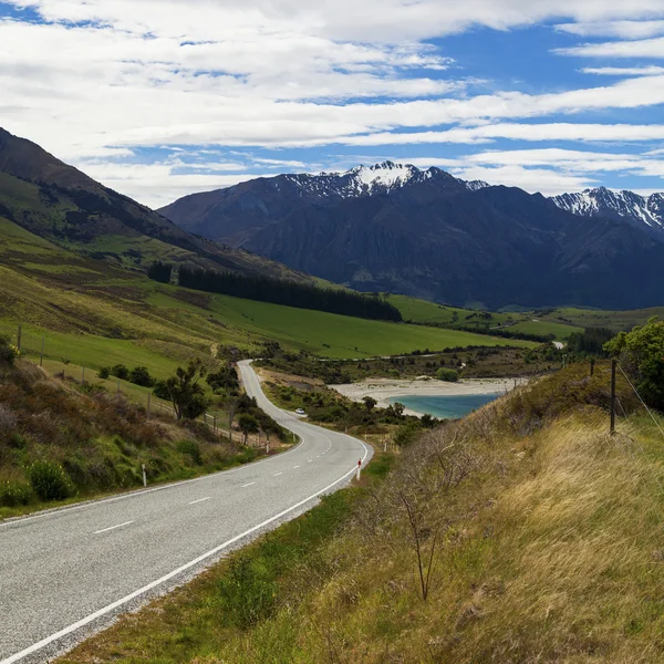 Strada panoramica sinuosa sull'isola meridionale della Nuova Zelanda — Foto Stock