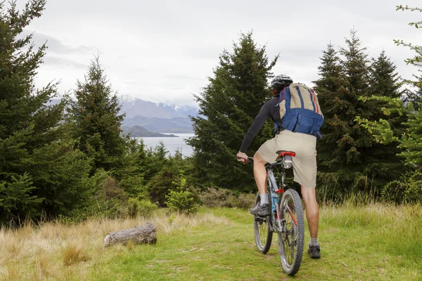 Horské kolo jezdec v Lake Wanaka, Nový Zéland — Stock fotografie