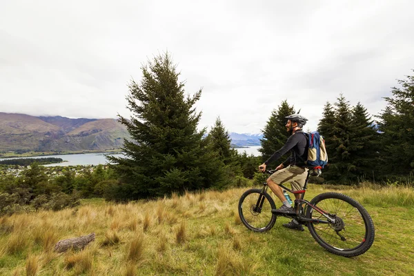 Rider rowerów górskich w Lake Wanaka, Nowa Zelandia — Zdjęcie stockowe