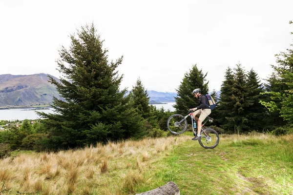 Rider rowerów górskich w Lake Wanaka, Nowa Zelandia — Zdjęcie stockowe