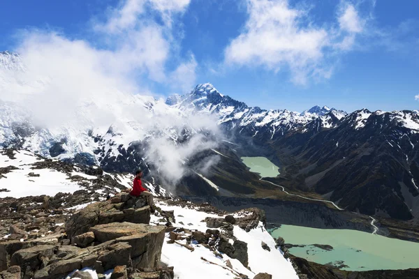 Randonneur au sommet de la montagne regardant le Mont Cook — Photo