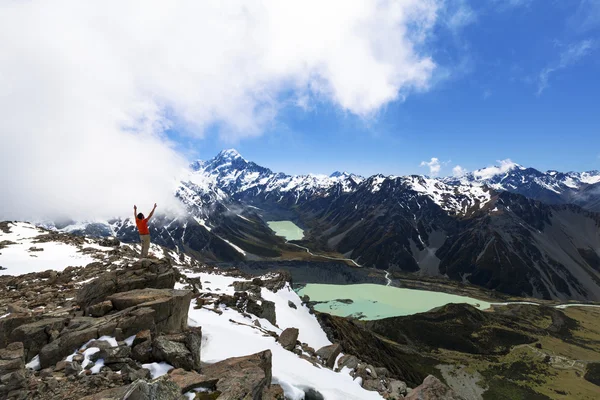Randonneur au sommet de la montagne regardant le Mont Cook — Photo