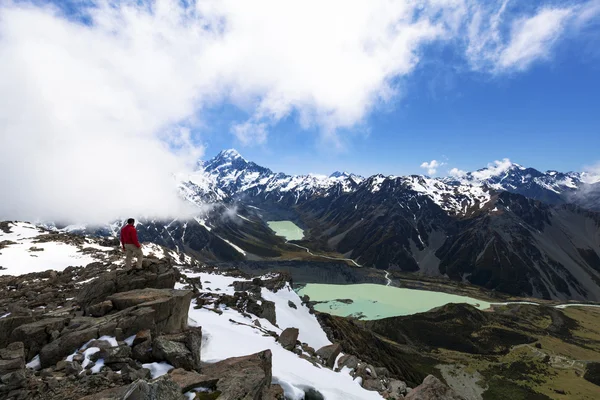 Caminhante no topo da montanha olhando para o Monte Cook — Fotografia de Stock