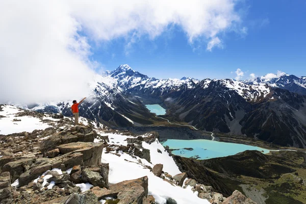 Caminhante no topo da montanha olhando para o Monte Cook — Fotografia de Stock