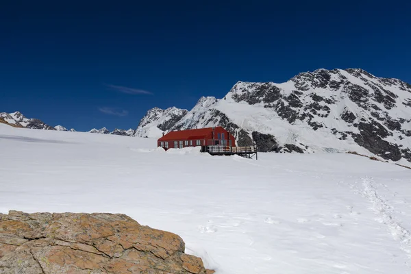 Cabane Mueller sur le Sealy Range près du Mont Cook en Nouvelle-Zélande — Photo