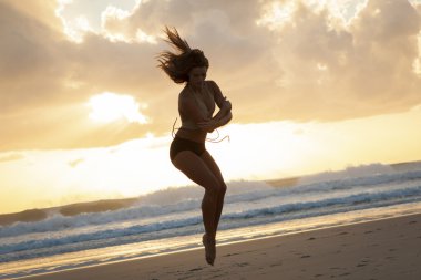 Balet gündoğumu, sahilde.