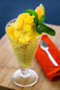 Vegan mango şerbeti.