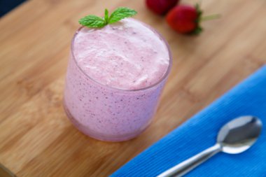 Çilek ve chia puding