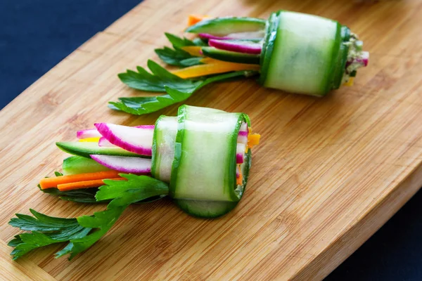 Vegan cucumber rolls — Stock Photo, Image