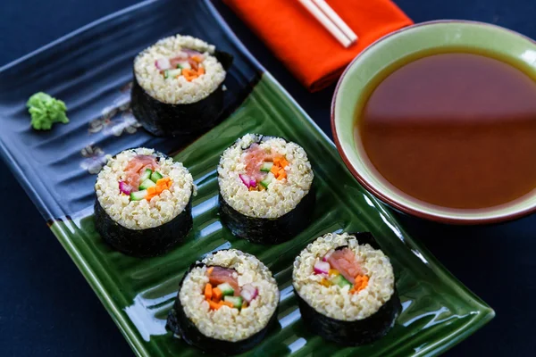 Quinoa ve somon suşi rulo — Stok fotoğraf