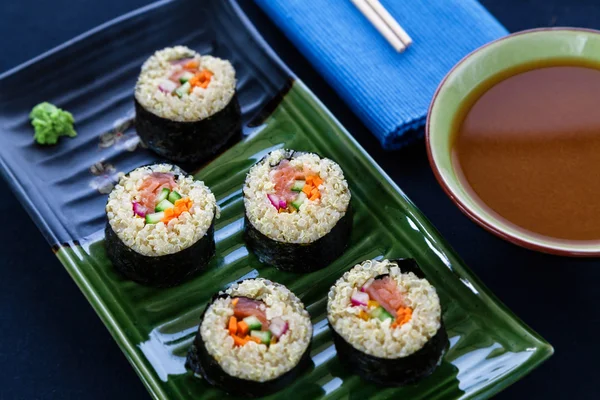 Quinoa és a lazac sushi tekercs — Stock Fotó